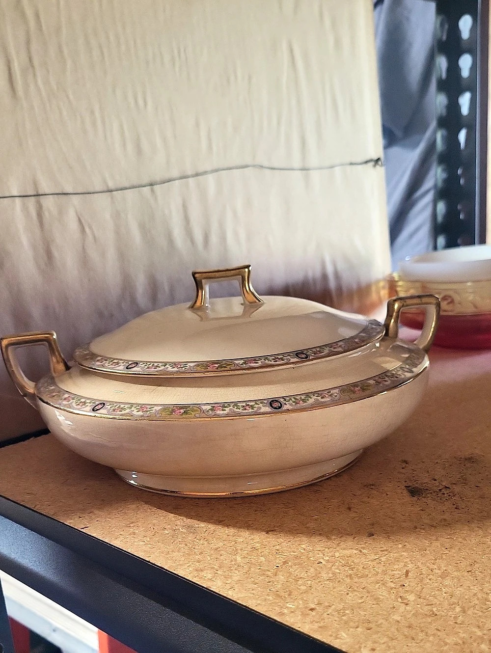 Homer Laughlin Kwaker Oval Covered Vegetable Bowl Cream & Pink